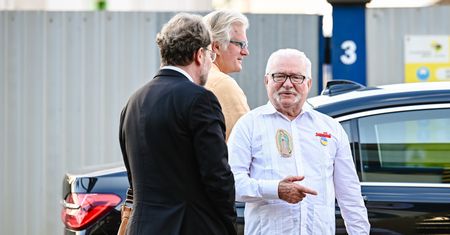 Wałęsa dostał prezent od milionera. "Różnie na to ludzie patrzą"