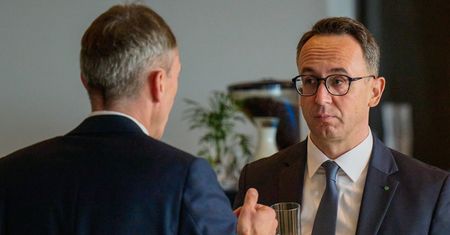 Stanowiska dla znajomych i rodziny bez konkursu. Sprawdzili, jak PSL obsadził spółkę-córkę PKP