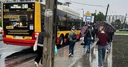 Warszawa: Przystanki autobusowe przy stacji metra nie mają wiat