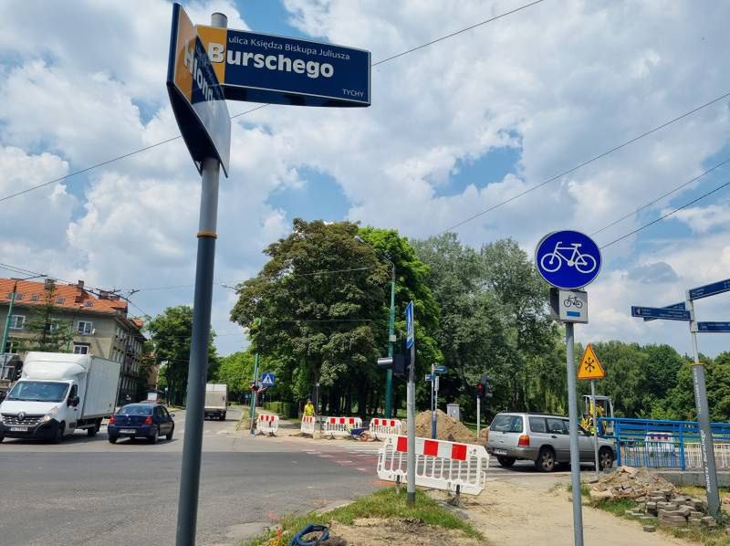 Tychy. W wielu miejscach spotkamy robotników drogowych.