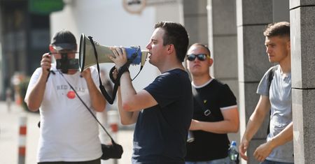 Policja w siedzibie Stowarzyszenia Marszu Niepodległości. Na miejscu protesty