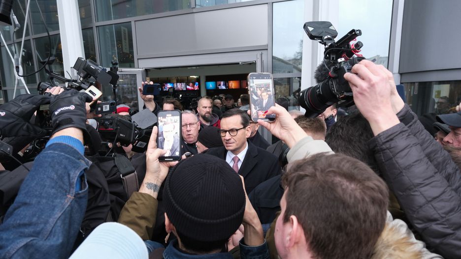 Warszawa, 20.12.2023. Były premier Mateusz Morawiecki (C) przed budynkiem TVP przy ulicy Woronicza w Warszawie, 20 bm. Obecność protestujących oraz polityków PiS w siedzibie TVP ma związek z decyzją szefa MKiDN, który odwołał 19 grudnia br. dotychczasowych prezesów Zarządów Telewizji Polskiej, Polskiego Radia i Polskiej Agencji Prasowej i Rady Nadzorcze Spółek. (jm) PAP/Kalbar