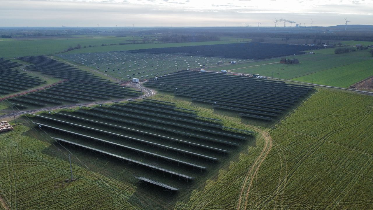 Prąd ze słońca i wiatru. Pierwsza taka farma w Polsce