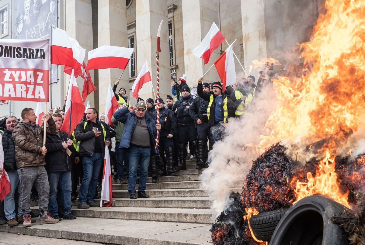 Protest rolników we Wrocławiu. Zapłonęły opony