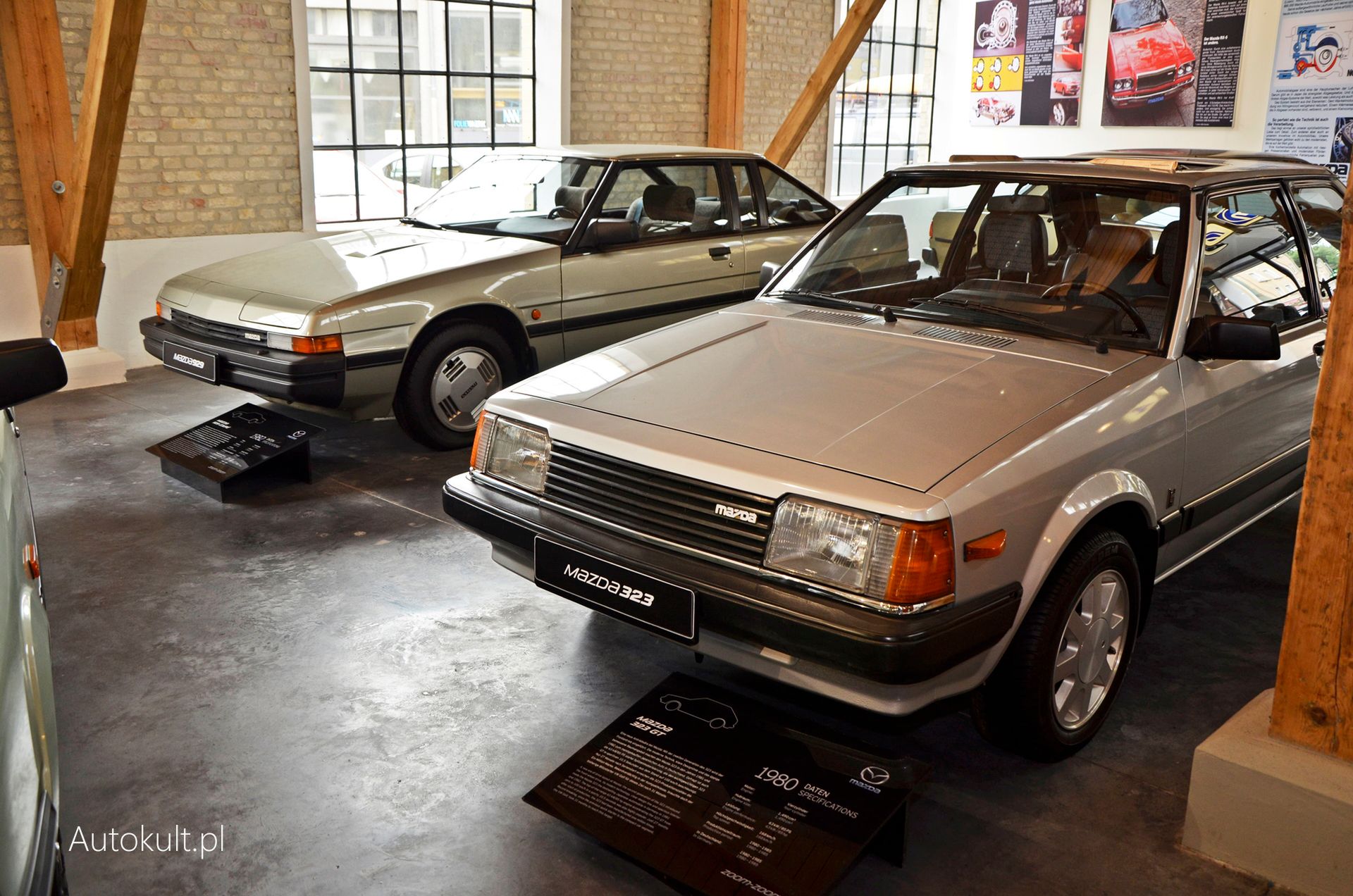 Te auta najpewniej też niektórzy z was pamiętają z polskich ulic. Na drugim planie rzadko widywana Mazda 929 Coupe z 1982 roku, a na pierwszym o dwa lata starsza Mazda 323.
