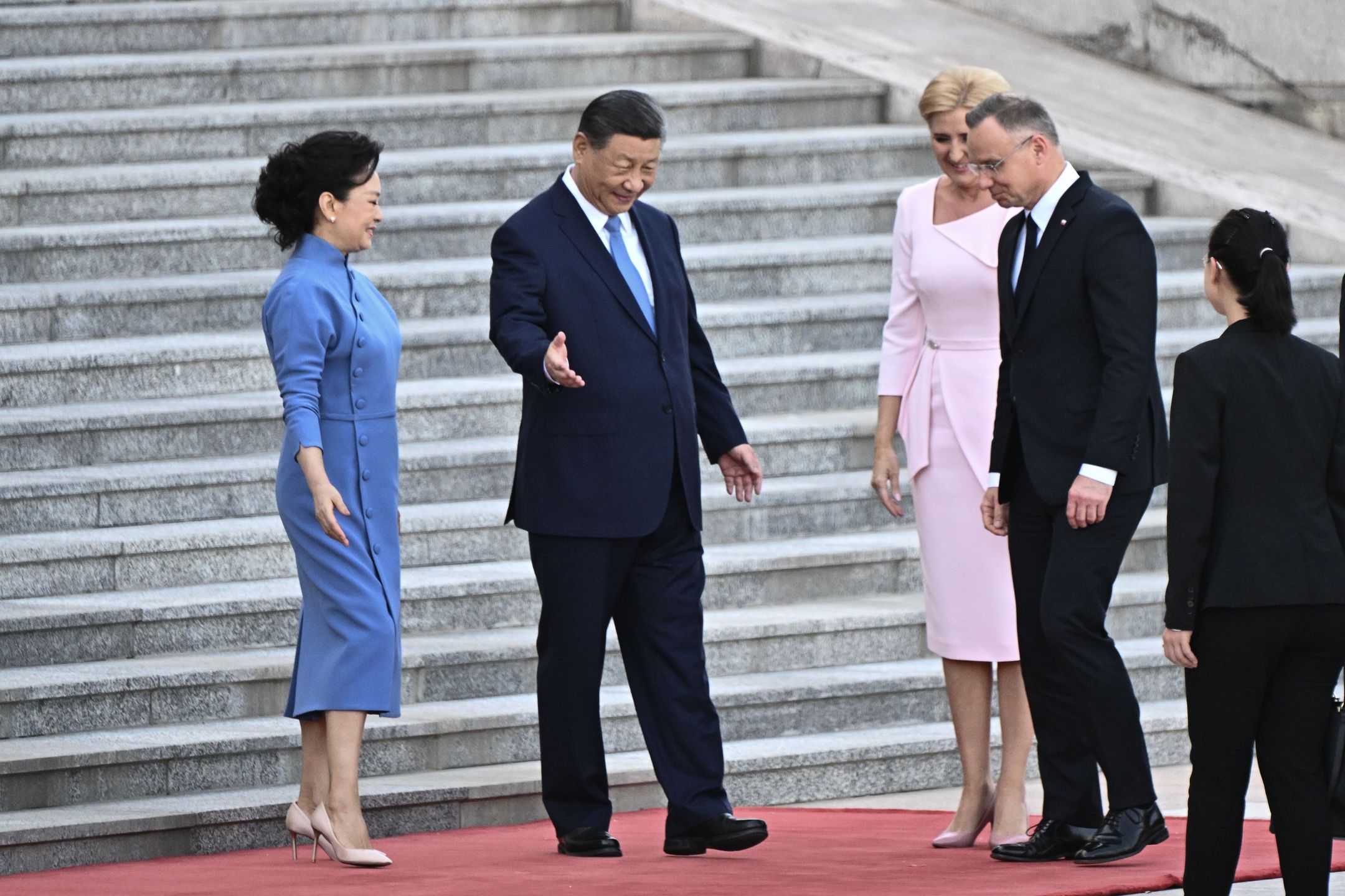 Chinese President Xi Jinping (L) and his wife Peng Liyuan (L) attend the welcome ceremony to Poland's President Andrzej Duda (2R) and his wife Agata Kornhauser-Duda (C) at the Great Hall of the People in Beijing, China, 24 June 2024. President Duda, who began his official visit to China on 22 June, will also address economic forums in Dalian and Shanghai. EPA/PEDRO PARDO / POOL Dostawca: PAP/EPA.