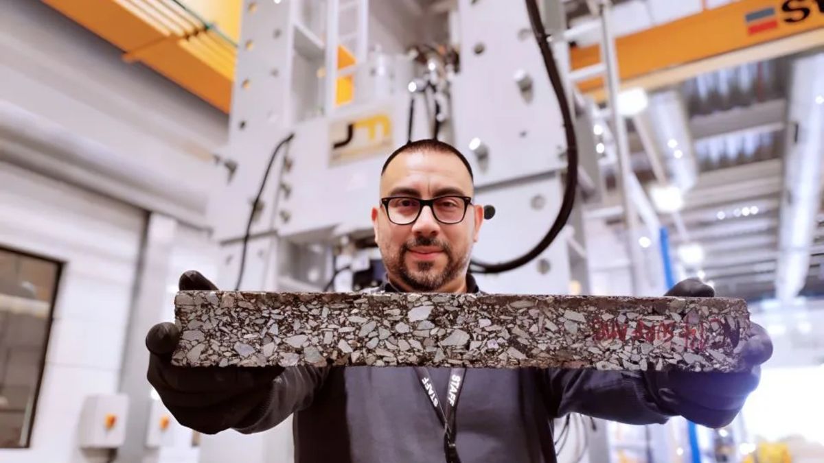 Dr Jose Norambuena-Contreras z próbką