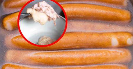 Pokazał, co jest w parówkach. "Nie polecam wam kupować"