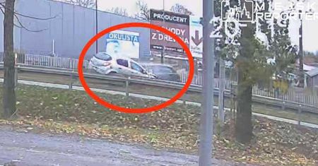 82-latek jechał pod prąd. Zderzył się czołowo z drugim autem. Trzy osoby ranne