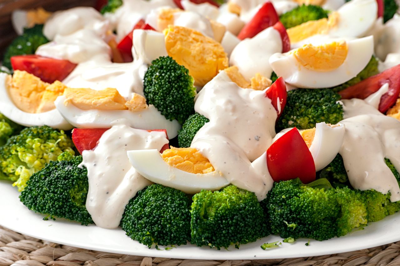 Taką sałatką poczęstuję gości na Wielkanoc. Robi się w kilka minut, a smakuje rewelacyjnie