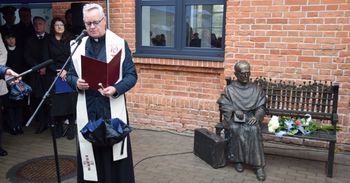 Zduńska Wola: Wyjątkowy pomnik świętego Maksymiliana Kolbe powstał w jego rodzinnym mieście