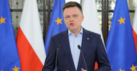 Hołownia pogania rząd. "Apeluję z całego serca"