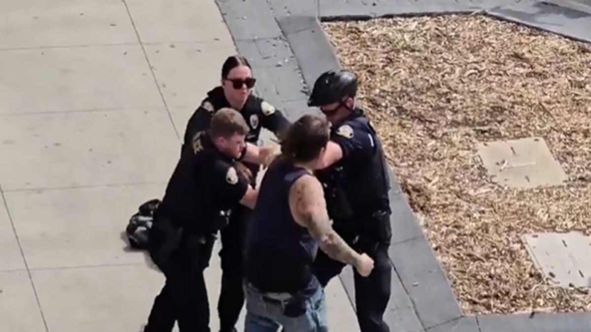 Film z interwencji policji w Los Angeles.