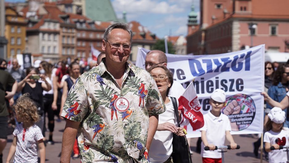 Antyszczepionkowcy w Warszawie. Udział w pochodzie wziął znany ze sceptycyzmu wobec szczepień Wojciech Cejrowski