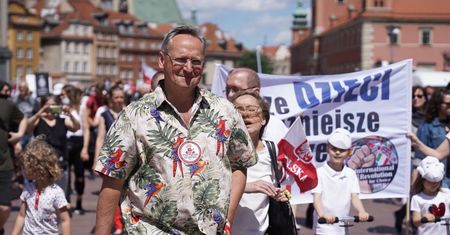 Protest antyszczepionkowców w Warszawie. W pochodzie szedł Wojciech Cejrowski