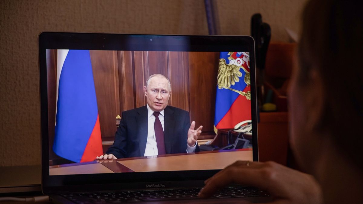 Rada UE przyjęła pierwszy pakiet sankcji w odpowiedzi na decyzję Rosji o uznaniu obszarów obwodów donieckiego i ługańskiego na Ukrainie za niepodległe podmioty i wysłanie do nich swoich wojsk.