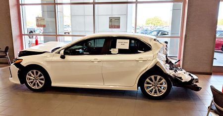 Tak wygląda tył samochodu, w który wjechał tir. Toyota została wystawiona w salonie sprzedaży