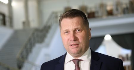 Czarnek ma teorię. "Tuskowi kazali to zrobić"