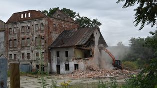 Prace przy młynie Szancera w Tarnowie. Burzą budynek przybudówki
