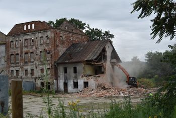 Prace przy młynie Szancera w Tarnowie. Burzą budynek przybudówki