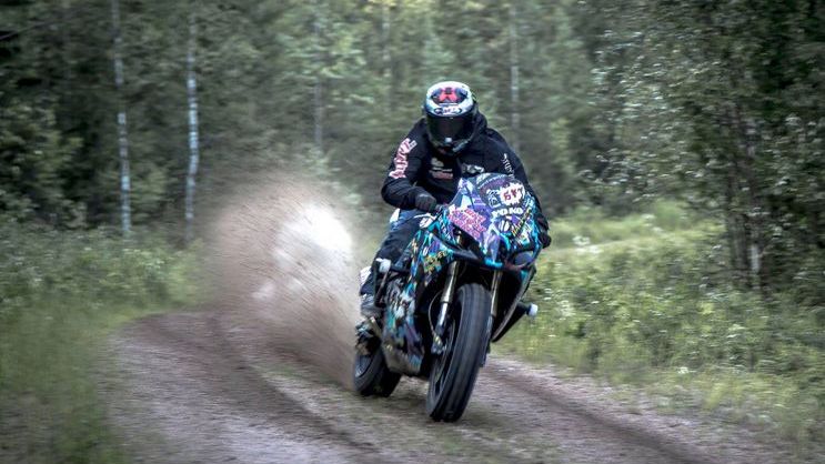 Ostra jazda w terenie na Suzuki GSX-R 1000 1