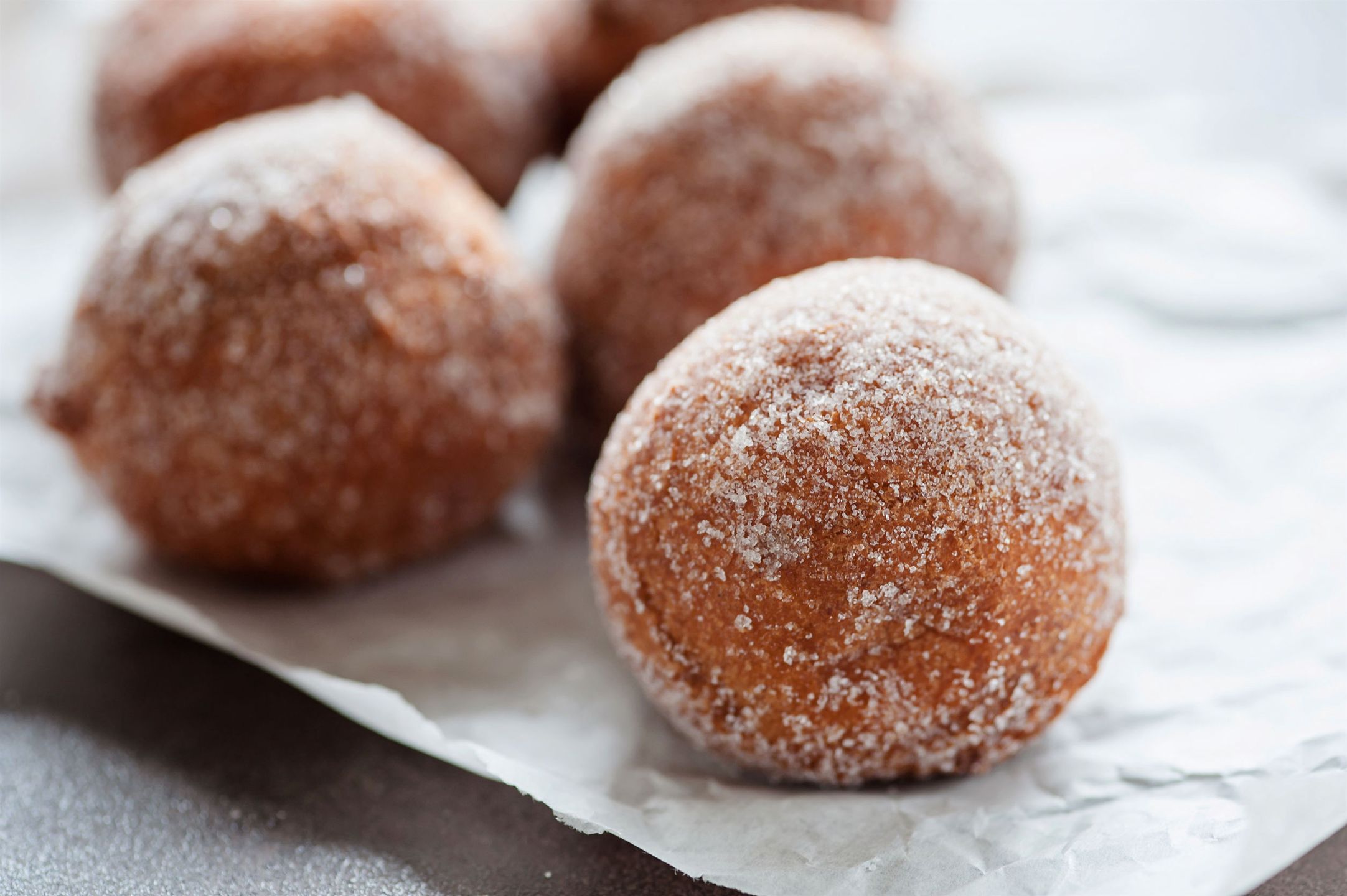 Serowe mini pączki