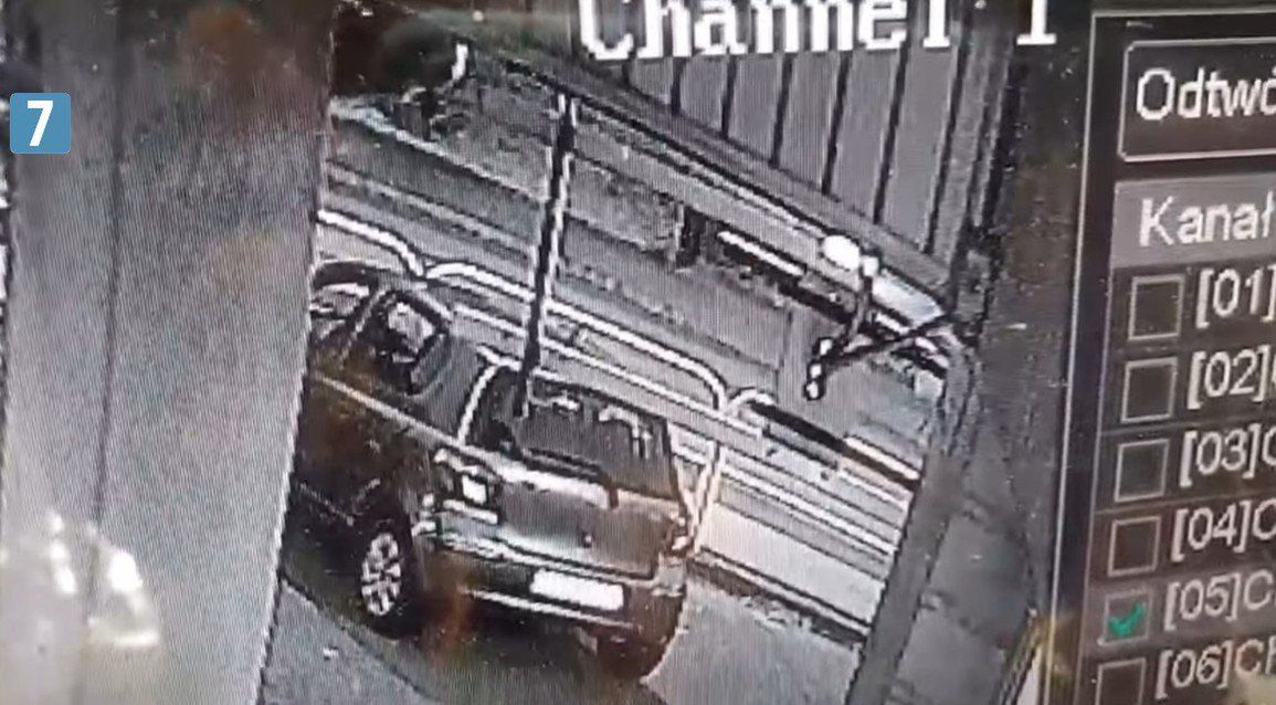 W Bytowie rozegrały się sceny, które mogły zakończyć się tragedią. Do policjantów trafiło zgłoszenie o chłopcu, który bez żadnej opieki, a do tego w samej piżamie i skarpetkach biegł ruchliwą ulicą Gdańską. 2-latkiem zaopiekowały się kobiety, które przejeżdżając obok zauważyły chłopca. Maluch twierdził, że biegnie do babci. Jego matka nawet nie zorientowała się, że dziecka nie ma w domu.