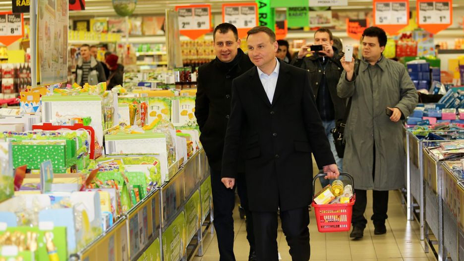 Andrzej Duda robi zakupy w Biedronce w 2015 r. 
