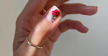 Zawsze wraca wiosną do mody. Manicure, który rozkwita