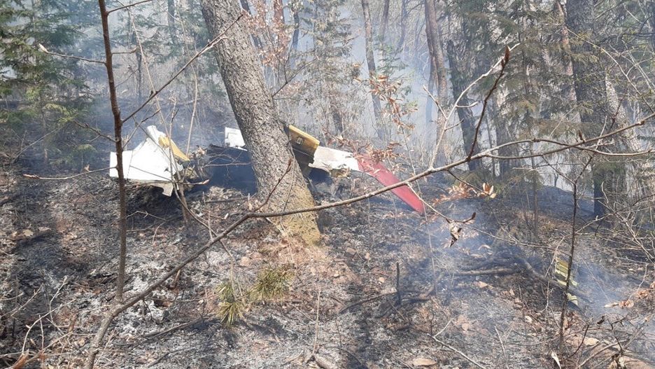 A handout photo made available by News One shows a view of debris from a crashed South Korean Air Force KT-1 aircraft on a mountain in Sacheon, Gyeongsangnam-do province, South Korea, 01 April 2022. Two KT-1 trainer aircrafts were involved in an in-flight colisionin the southeastern city of Sacheon. The incident left three air force personell dead, and one remains missing. EPA/HAN SONG-HACK / HANDOUT SOUTH KOREA OUTBEST QUALITY AVAILABLE HANDOUT EDITORIAL USE ONLY/NO SALES Dostawca: PAP/EPA.