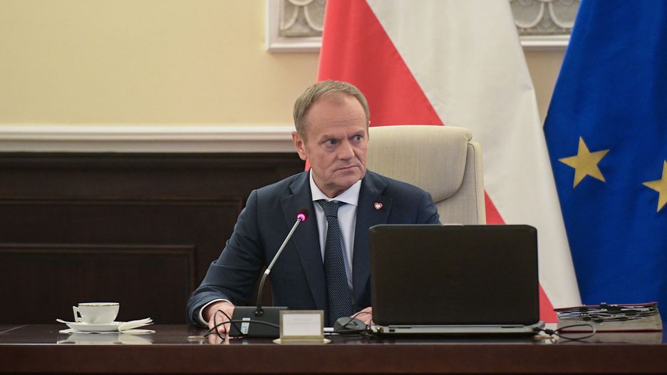 Warszawa, 16.04.2024. Premier Donald Tusk (L) na posiedzeniu rządu w KPRM w Warszawie, 16 bm. Rząd zajmie się m.in. projektem usprawniającym finansowanie inwestycji z części pożyczkowej KPO i projektem zmian w Kodeksie pracy, chroniącym pracowników przed szkodliwymi substancjami. Rada Ministrów omówi też sprawy bieżące. (ad) PAP/Marcin Obara
