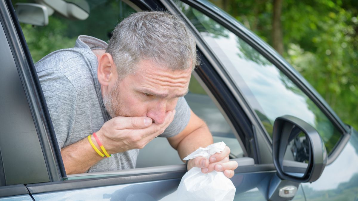 Facet z chorobą lokomocyjną.