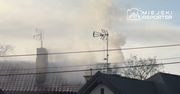 Pożar domu w Kobyłce. Do akcji przyjechało 5 zastępów straży pożarnej