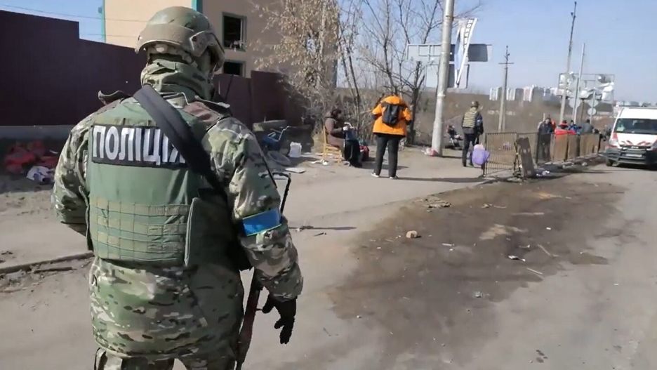  Irpień, Ukraina, 13.03.2022. Zniszczenia po ataku Rosjan na Ukraińców, którzy próbowali się ewakuować przez most Romanowski w miejscowości Irpień, 13 bm. Trwa inwazja Rosji na Ukrainę. (sko) PAP/Ukraineincrisis *** UWAGA!!! DRASTYCZNE ZDJĘCIA! ***