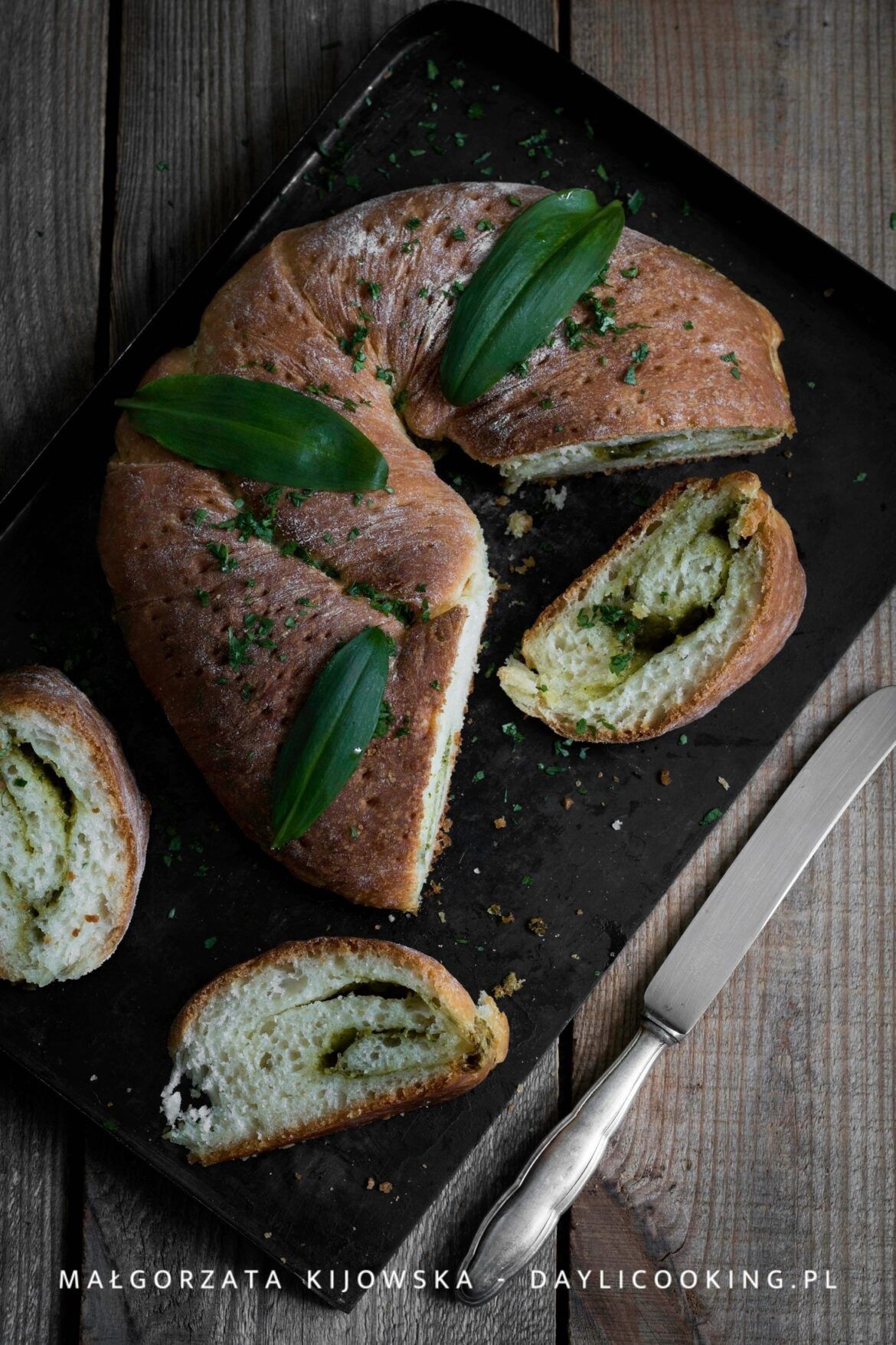 Pesto z czosnku niedźwiedziego i wytrawny wieniec drożdżowy