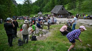 Bezpieczne wakacje w Tatrach. Apteczka, woda, czołówka i co jeszcze. Niezbędnik turysty na szlaku.
