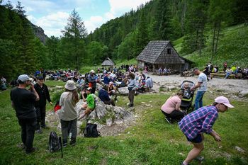 Bezpieczne wakacje w Tatrach. Apteczka, woda, czołówka i co jeszcze. Niezbędnik turysty na szlaku.