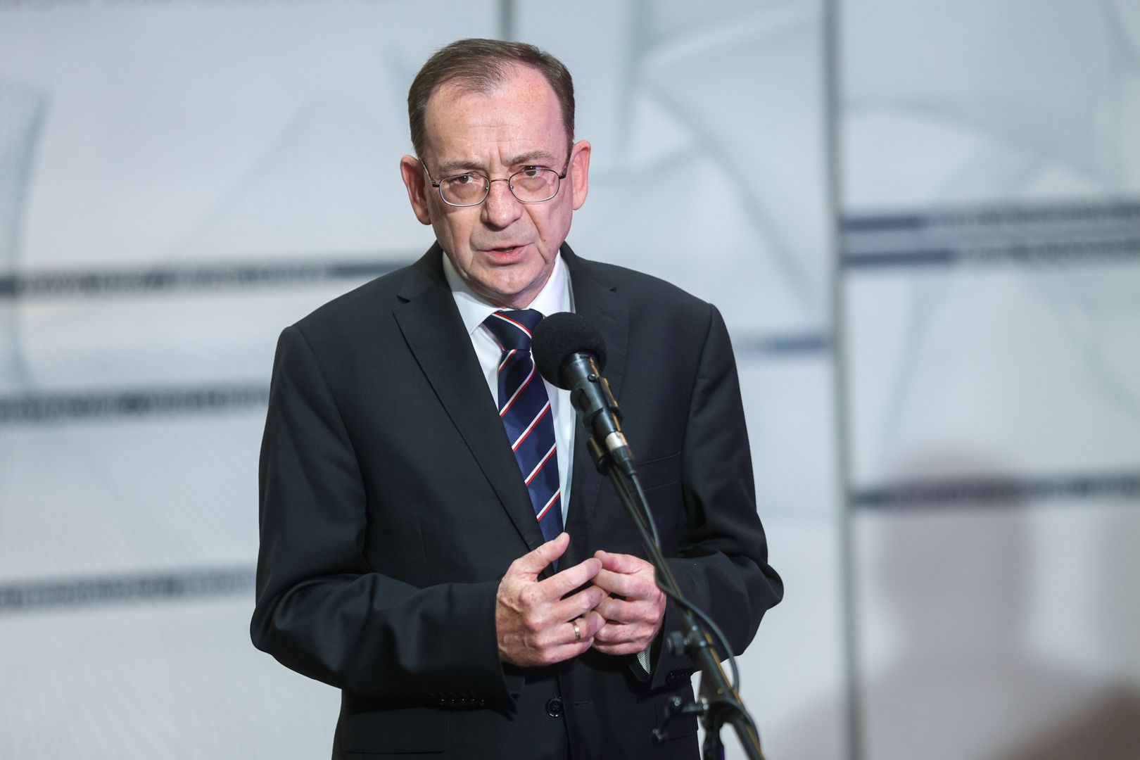 Warszawa, 03.07.2023. Minister spraw wewnętrznych i administracji Mariusz Kamiński podczas konferencji prasowej w siedzibie Polskiej Wytwórni Papierów Wartościowych w Warszawie, 3 bm. Konferencja dot. planowanego powstania nowego centrum druku banknotów Polskiej Wytwórni Papierów Wartościowych. Na ten cel zakupiono od Polfy Tarchomin działkę o powierzchni 18 ha za 143 mln zł. (jm) PAP/Rafał Guz
