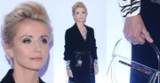 Katarzyna Zielińska prezentuje fotografom zawartość swojej torebki