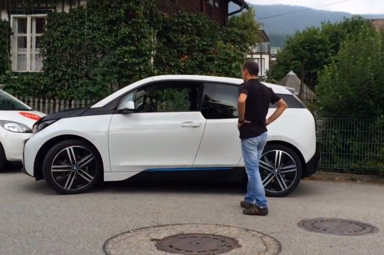 BMW i3 parkuje bez udziału kierowcy