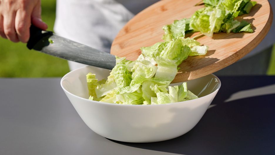 Krojenie sałaty nożem stalowym - dlaczego tego nie robić?