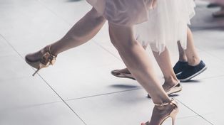 Tarnów: Letnie Wieczory Taneczne. Rynek niczym wielka sala balowa. Pod Ratuszem doskonale bawią się dzieci, młodzież i starsi
