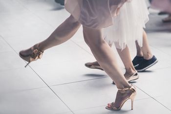 Tarnów: Letnie Wieczory Taneczne. Rynek niczym wielka sala balowa. Pod Ratuszem doskonale bawią się dzieci, młodzież i starsi