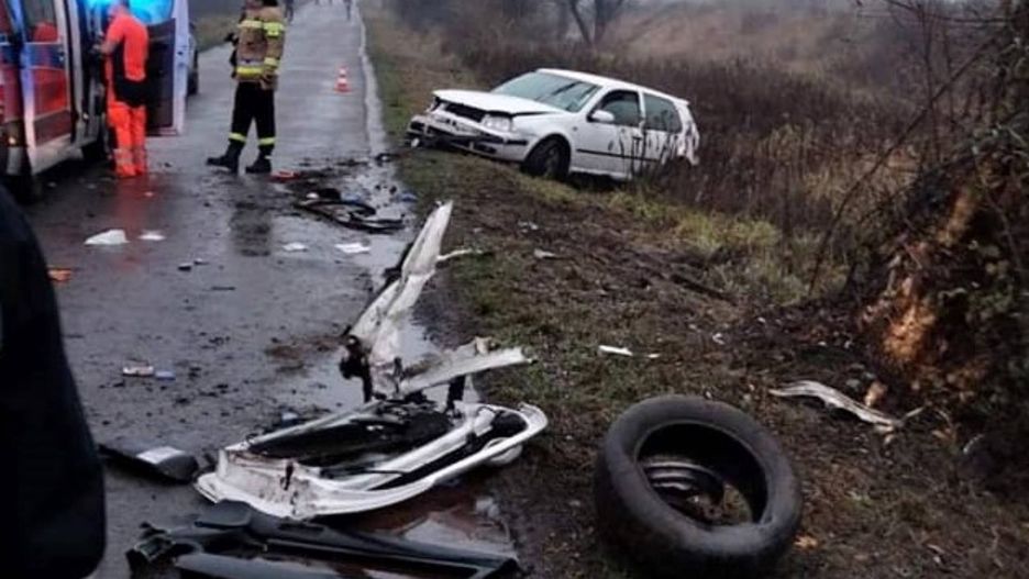 Kierowca Volkswagena uderzył w drzewo w Bodzechowie