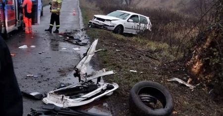 Uderzył w drzewo i uciekł. Zostawił umierającego pasażera