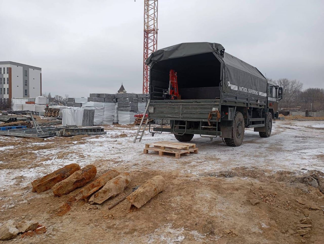 Niewybuchy na terenie budowy. Saperzy wydobyli pięć bomb lotniczych