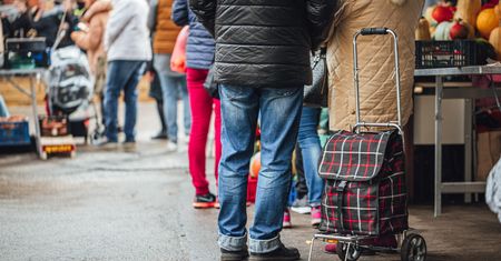 Babciny gadżet? Nic bardziej mylnego. Polacy pokochali wózki zakupowe