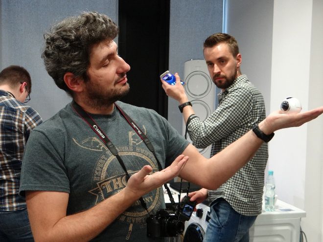 Dziennikarze podczas zabawy kamerką i Galaxy S7 