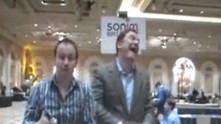 Reporter z łatwością zniszczył "niezniszczalny" telefon (wideo) 1