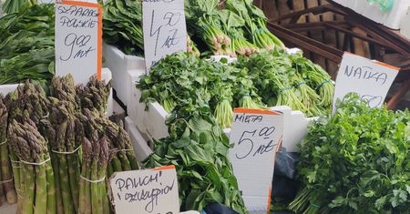 Tłumy na bazarze. Konkurencyjne ceny przyciągają klientów